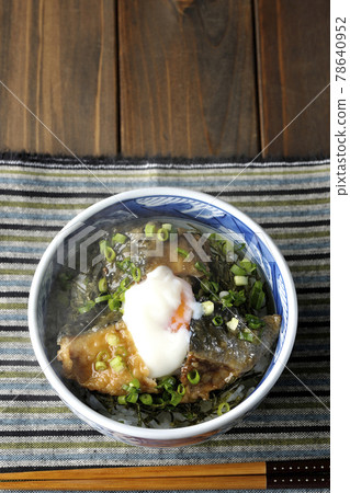 Eat a hot yellowtail teriyaki rice bowl topped with hot balls and plenty of small onions (overhead view) 78640952