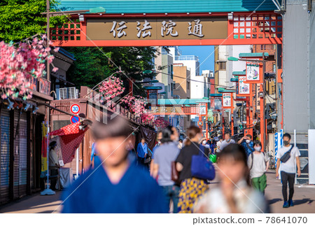 Tokyo cityscape in Japan June ・ The number of people is increasing in Tokyo, and many people are on Dempoin Street. I don't think it's under declaration = June 12 78641070