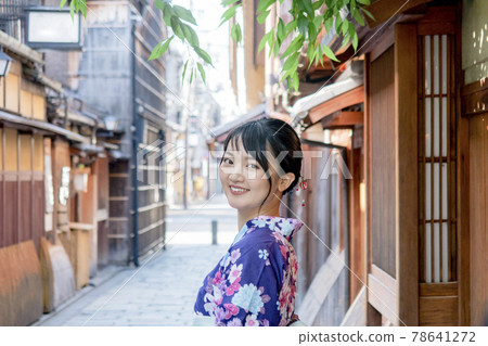 穿著浴衣在京都觀光的女性 穿著浴衣在京都觀光的女性 78641272