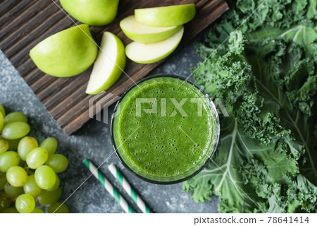 Green detox smoothie in a glass 78641414