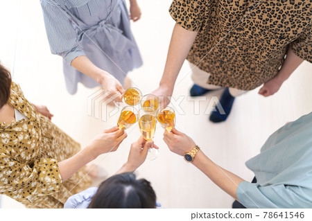 敬酒的年輕男女 敬酒的年輕男女 78641546