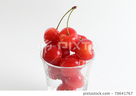 玻璃容器中的櫻桃 78641767