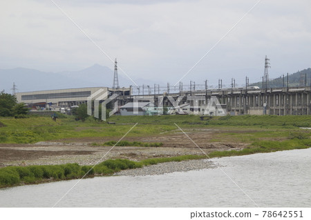 Uono River and Joetsu Shinkansen E4 series: Max Toki (8-car train) 78642551