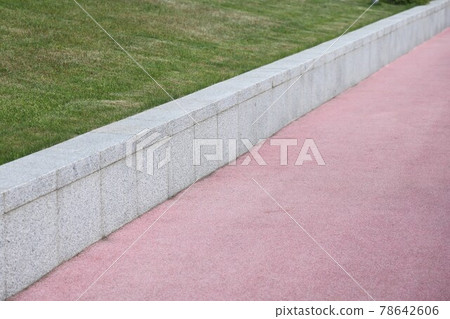 Pink footpath with white tiled stone curb and lawn, mowed lawn Pink footpath with white tiled stone curb and lawn, mowed lawn 78642606