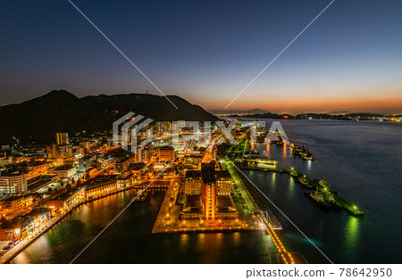 從福岡縣北九州市門司區門司科復古展望台看到的門司復古夜景 從福岡縣北九州市門司區門司科復古展望台看到的門司復古夜景 78642950