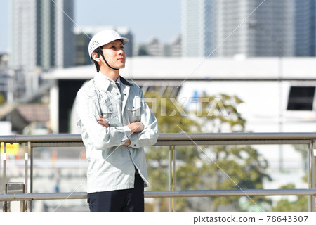 Men in skyscrapers and work clothes Men in skyscrapers and work clothes 78643307