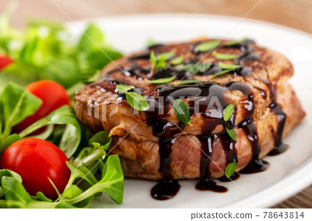Beef Fillet with Green Salad and Cherry Tomatoes Beef Fillet with Green Salad and Cherry Tomatoes 78643814