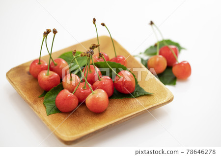 與葉子的初夏水果櫻桃在白色背景 與葉子的初夏水果櫻桃在白色背景 78646278