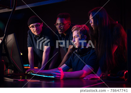 Friends came to the computer club to play together, choose a game 78647741