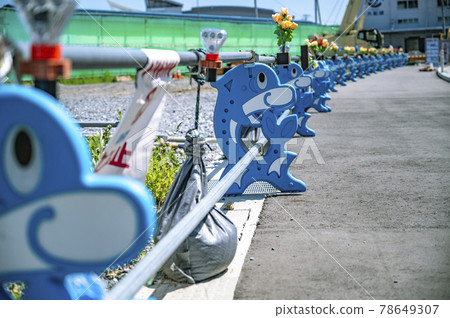 Dolphin under construction Dolphin under construction 78649307