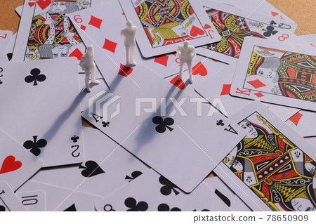 人物和紙牌 78650909
