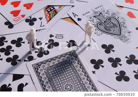人物和紙牌 78650910