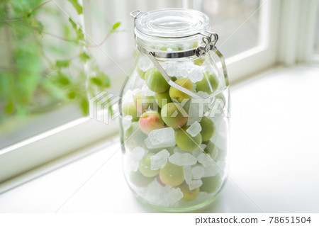 Ome and rock candy in a storage jar 78651504