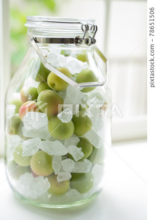 Ome and rock candy in a storage jar Ome and rock candy in a storage jar 78651506
