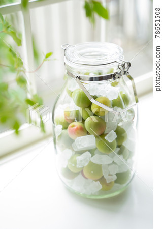 Ome and rock candy in a storage jar 78651508