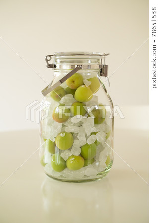Ome and rock candy in a storage jar 78651538