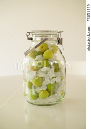 Ome and rock candy in a storage jar 78651539