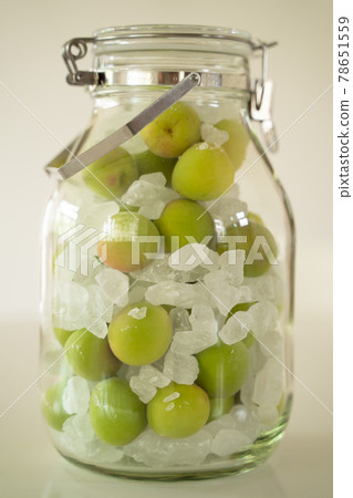 Ome and rock candy in a storage jar 78651559