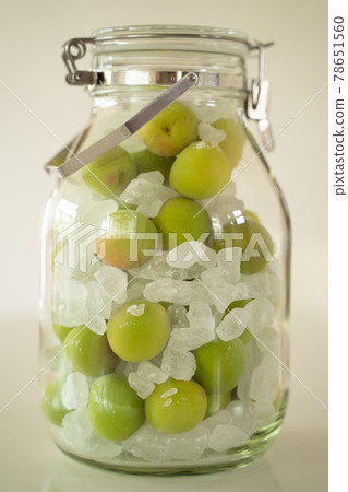 Ome and rock candy in a storage jar 78651560