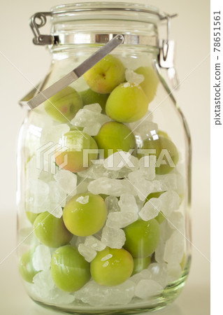 Ome and rock candy in a storage jar 78651561