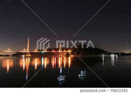 Star view of early autumn in Setouchi, night view of the bridge and Orion 78652391