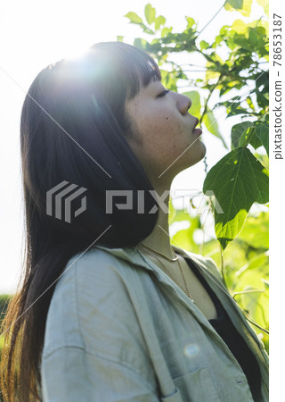 一個女人在自然中 一個女人在自然中 78653187