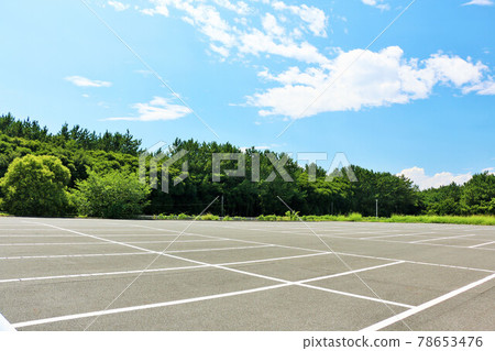 Refreshing blue sky and parking lot Refreshing blue sky and parking lot 78653476