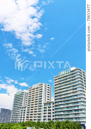Refreshing blue sky and apartment district Refreshing blue sky and apartment district 78653477