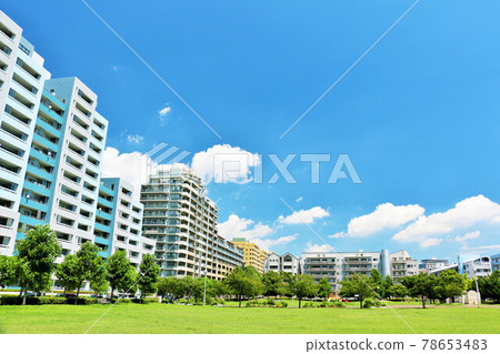 Refreshing blue sky and apartment district Refreshing blue sky and apartment district 78653483