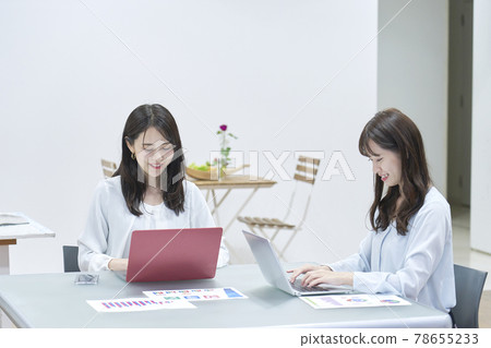 在辦公室工作的婦女 78655233