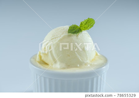 鮮奶製成的香甜可口的冰淇淋 78655329