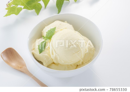 鮮奶製成的香甜可口的冰淇淋 鮮奶製成的香甜可口的冰淇淋 78655330