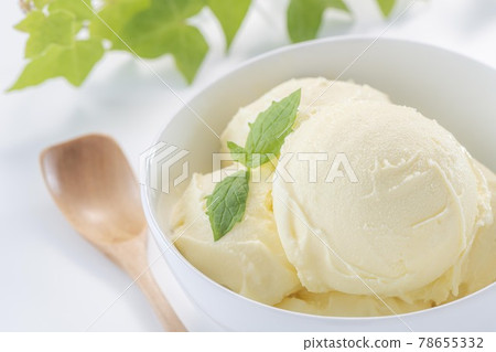 鮮奶製成的香甜可口的冰淇淋 鮮奶製成的香甜可口的冰淇淋 78655332