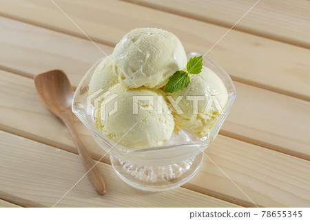 鮮奶製成的香甜可口的冰淇淋 鮮奶製成的香甜可口的冰淇淋 78655345