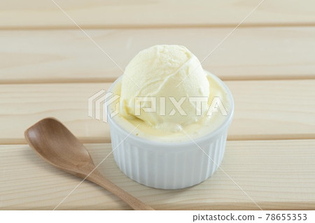 鮮奶製成的香甜可口的冰淇淋 鮮奶製成的香甜可口的冰淇淋 78655353