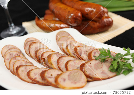 草席上整根鹅肝肠 78655752