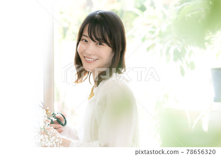 有花的佈置的一名婦女 78656320