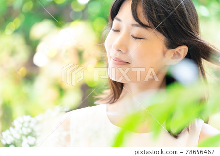 被風吹走的年輕女子 被風吹走的年輕女子 78656462