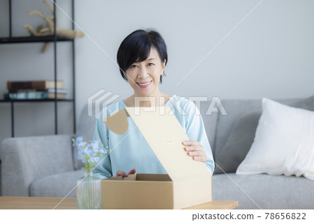 Gift box online shopping 78656822