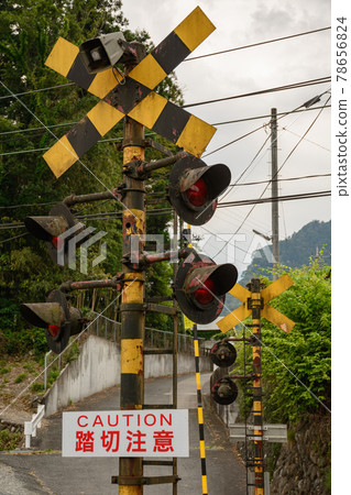 與季節的鐵路道口 與季節的鐵路道口 78656824