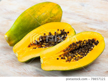 Papaya cut in half 78657121