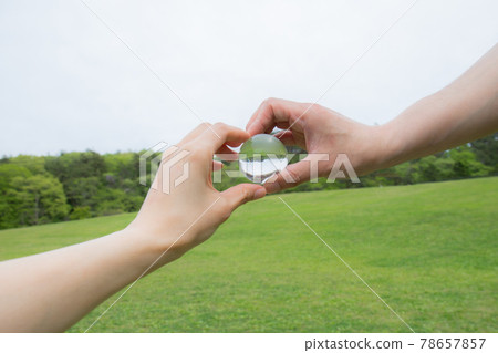 兩個人有一個心形的透明地球 78657857