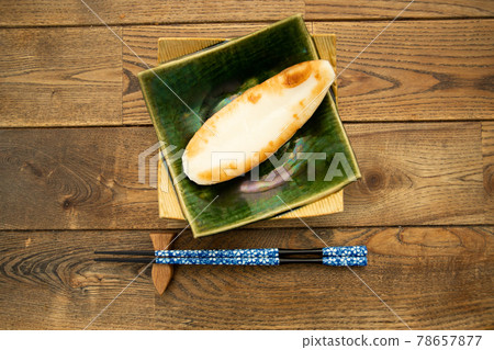 綠色盤子上的笹魚糕 綠色盤子上的笹魚糕 78657877