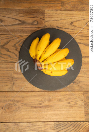 Banana on a black plate 78657893