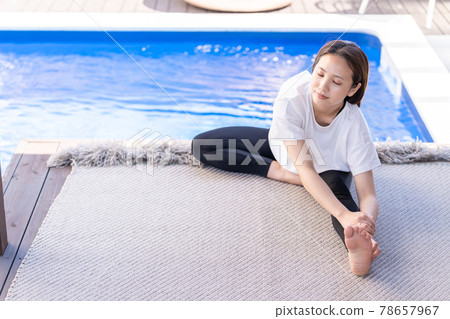 普拉提瑜伽瑜伽池畔伸展女性 普拉提瑜伽瑜伽池畔伸展女性 78657967