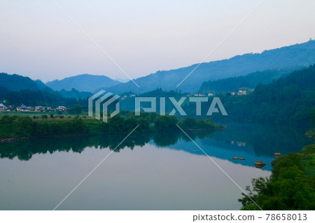 Tadami River in the early morning (Yanaizu Town, Fukushima Prefecture) Tadami River in the early morning (Yanaizu Town, Fukushima Prefecture) 78658013
