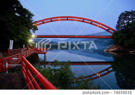 清晨的只見川（福島縣柳津町） 78658016