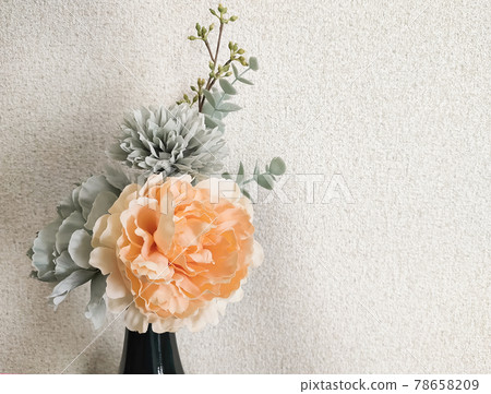 Up of roses and dahlias on a flower base 78658209