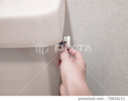 用馬桶裡的大槓桿沖水 用馬桶裡的大槓桿沖水 78658211