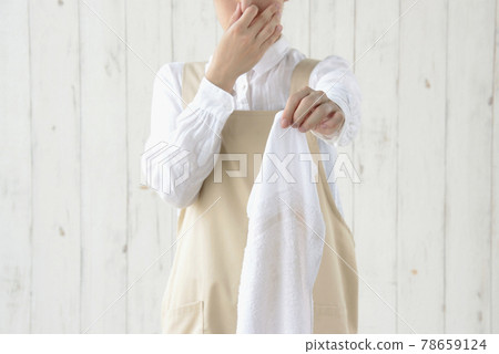 擔心室內乾毛巾異味的家庭主婦 78659124